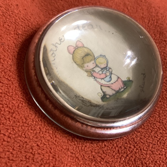 Vintage 1973 … Mother dear… glass dome paperweight by Joan Walsh Anglund - Picture 2 of 5